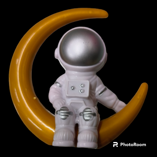 ASTRONAUT  SITTING GOLD RING